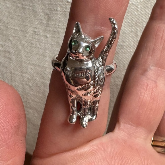 Art Nouveau Style Cat Ring with Peridot eyes
925 Sterling Silver - Picture 6 of 9